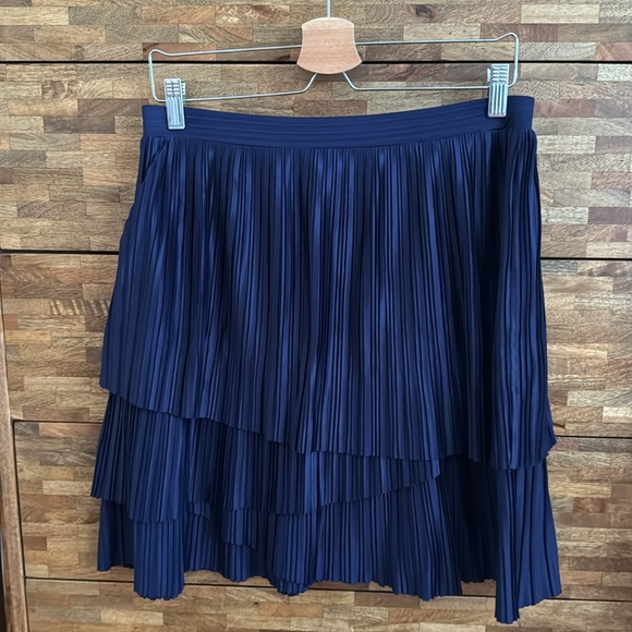 BANANA REPUBLIC Knee length layered pleated detail navy skirt - Picture 2 of 8